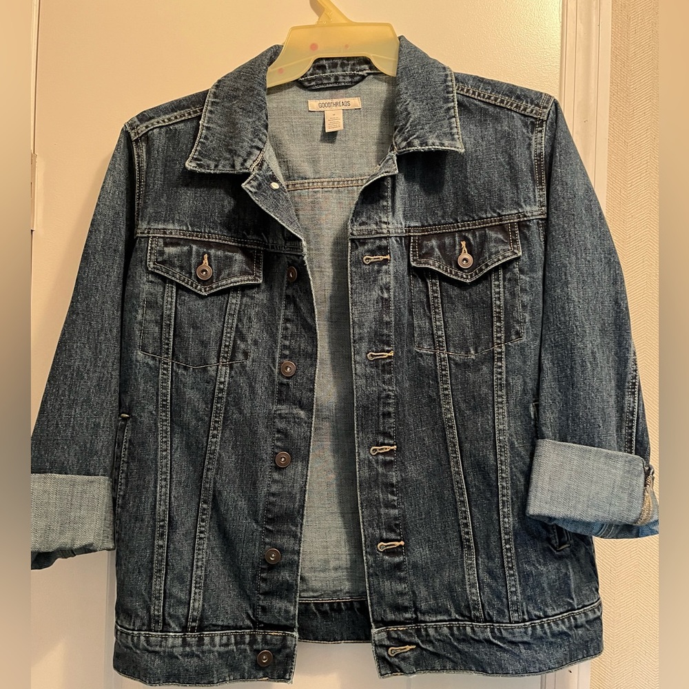 Women’s jeans jacket, frayed end on sleeves (see pic). Brand new, never worn.